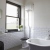 Пластиковое окно для ванной: преимущества и недостатки такого выбора